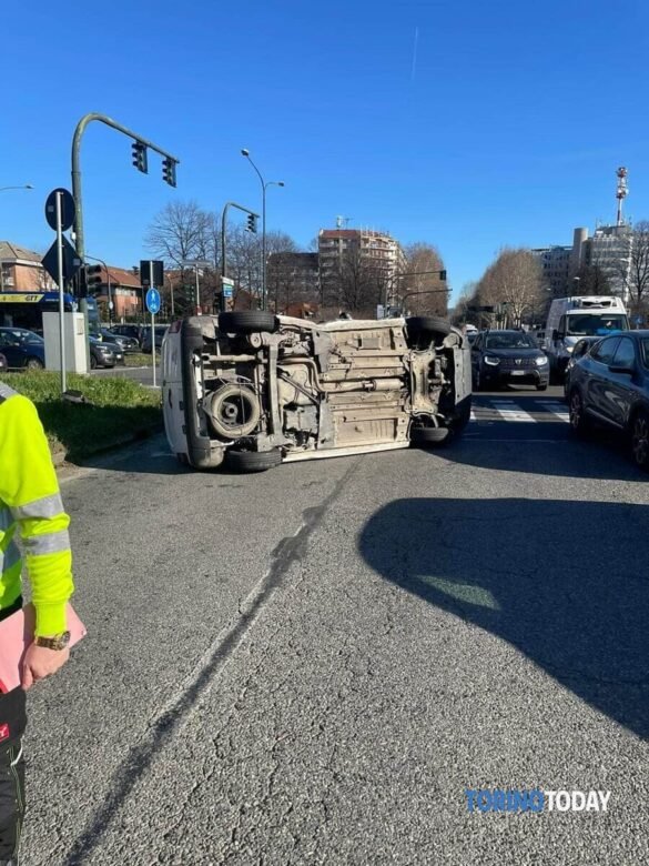 Incidente Al Solito Incrocio A Torino Scontro Fra Furgone E Auto Che