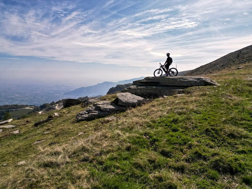 🚵‍♀️ Tre giorni, una MTB e un panorama vertiginoso sul pinerolese ➡sali in…