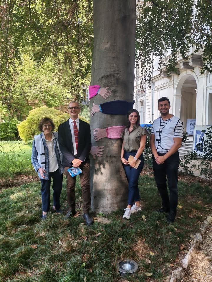 🫶 Una moltitudine di caldi abbracci di lana intorno agli alberi del giardino…