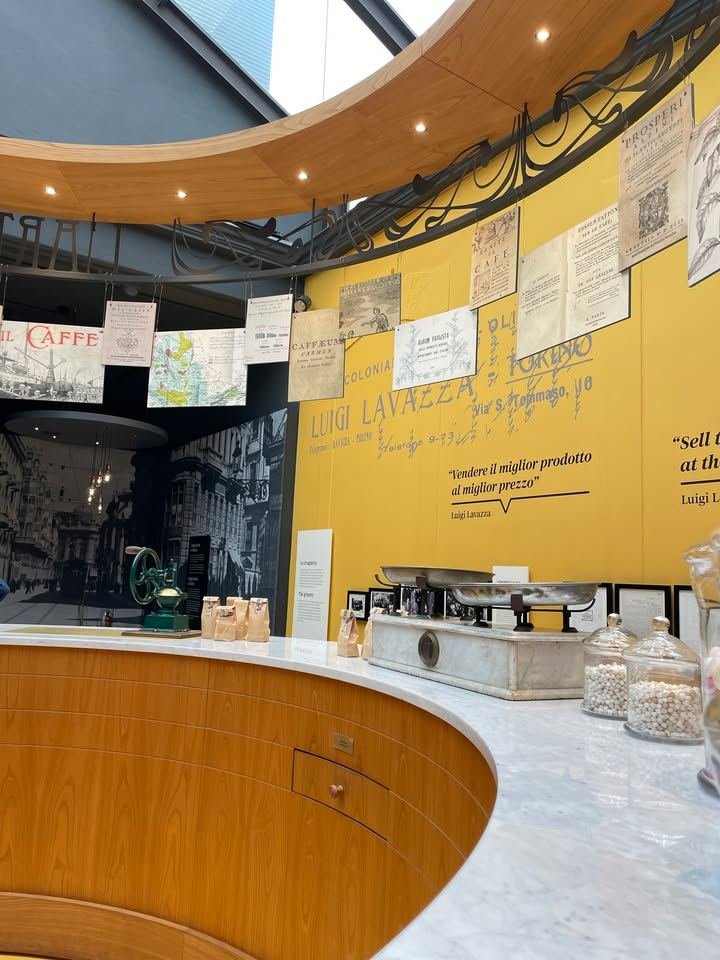 🥰Celebriamo la giornata del caffè con un mini tour al Museo Lavazza! Tra i…
