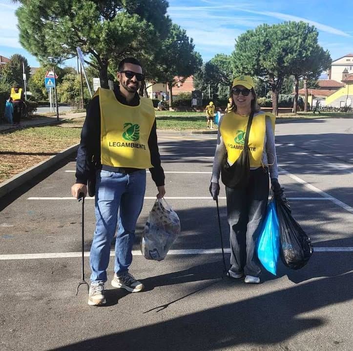 🌏🌏 PULIAMO IL MONDO 🌏🌏 Una bella giornata di sole, e una piazza e delle vie da…