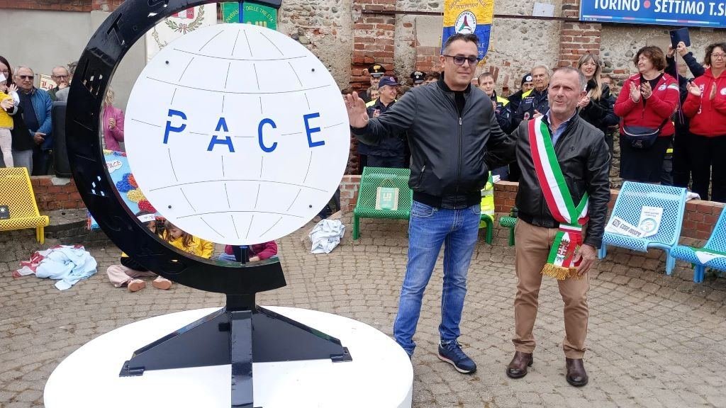 Un girotondo di cuori e colori: Caselle celebra la Pace con il monumento di Antonino Bocchetta e l’abbraccio di tutta la città
