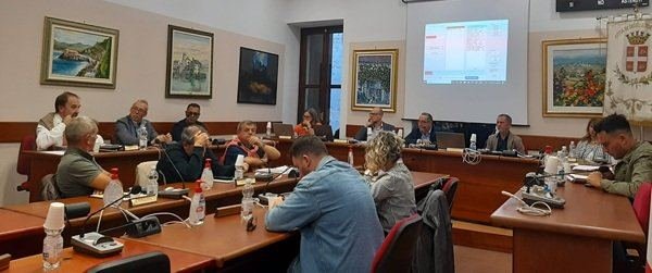 consigli comunali tra temi locali e vedute internazionali