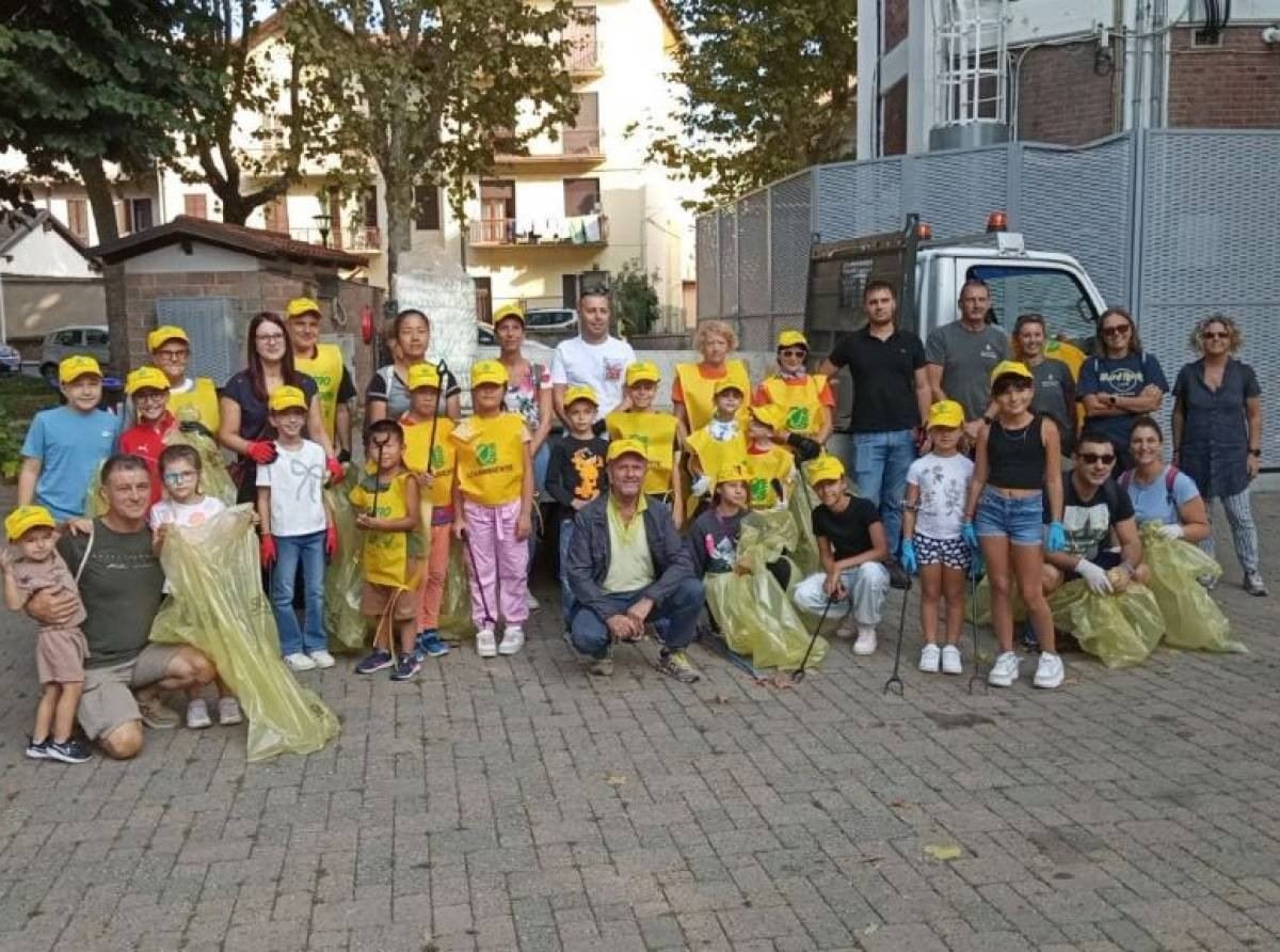 Volontari in azione per “Puliamo il Mondo”. Raccolti rifiuti nel centro storico. Sergnese: “Serve più senso civico”