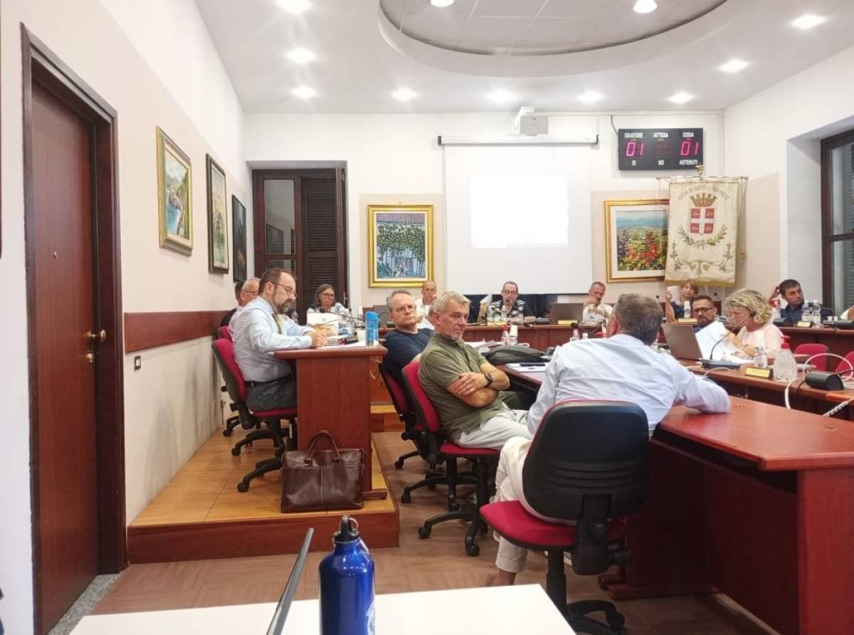 Il silenzio che urla: dopo l’intervento-scossa di Esposito la politica locale, ancora una volta, si rifugia dietro i “fatti personali”