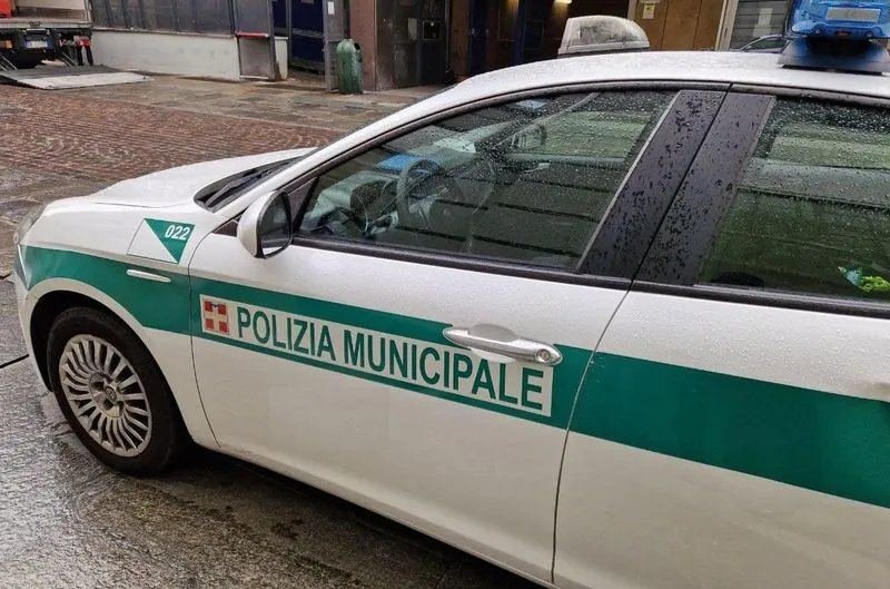 Abbandona rifiuti fuori dall'ecocentro: beccato grazie ad una bolla di accompagnamento