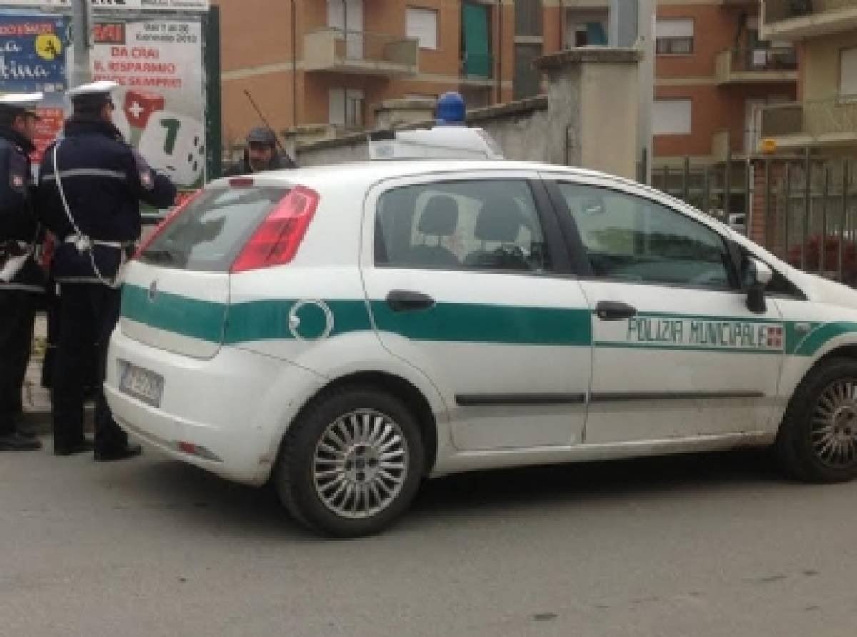 Denunciato vigile di Caselle. Girava con con segni distintivi contraffatti. Sospeso l'utilizzo dell'arma di servizio