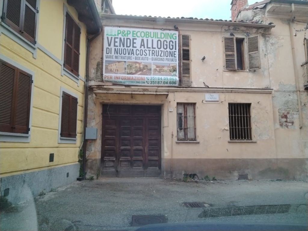 Dove una volta c'era (in realtà in parte c'è ancora) il rudere, spunta un condominio. Ma l'ex f…