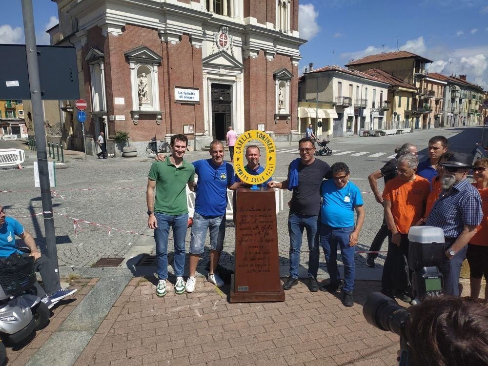 Inaugurato il "punto zero" luogo di arrivo del Cammino delle Valli. Un totem realizzato e donato alla città da Tony Bocchetta