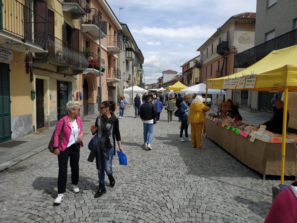 Sottotono ieri la tradizionale e storica Fiera dei rastei e dle capline. Tanti spazi vuoti e me…
