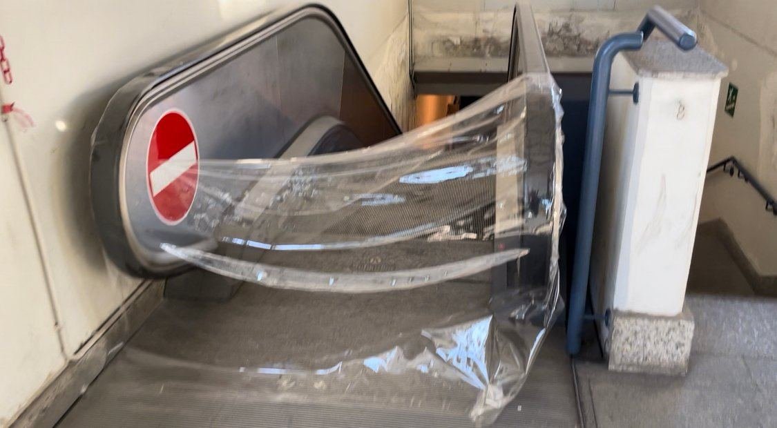 Stazione fantasma sulla Torino - Ceres: scale mobili fuori servizio e ascensori bloccati, il caos è assicurato!