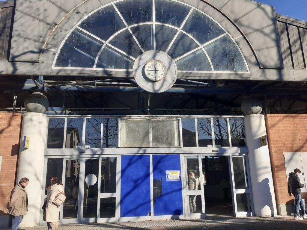 Disagi, cancellazioni, vecchi treni, emettitrici fuori servizio. Prima settimana da incubo sulla nuova SfmA