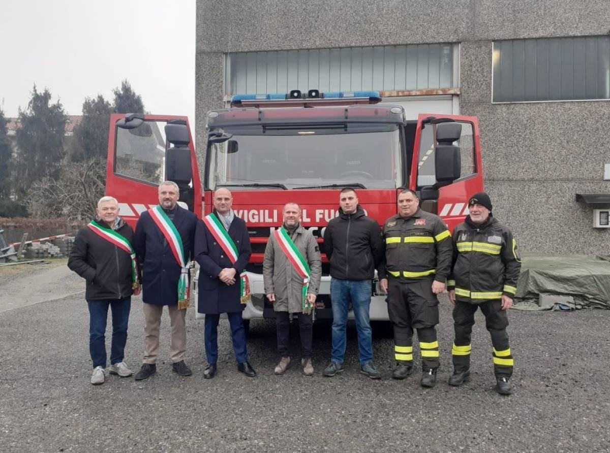 Consegnata la nuova autopompa dei vigili del fuoco di Caselle. Acquistata con il contributo dei Comuni e delle aziende