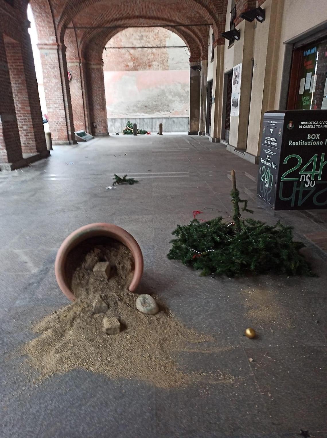 La città si scaglia contro i teppisti che hanno rotto gli alberi di Natale ma qualcuno li giustifica