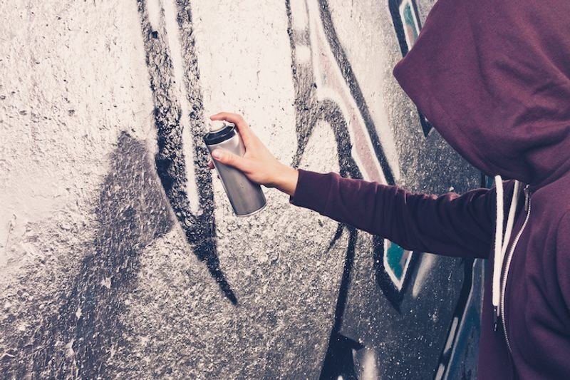 Vandali di capodanno scatenati in centro: una decina di ragazzi individuati dai carabinieri