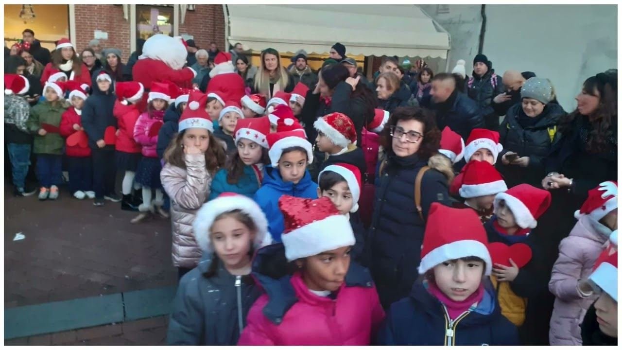 Il girotondo per la pace dei bambini e delle bambine di Caselle insieme al sindaco e ai genitori per l Natale 2023