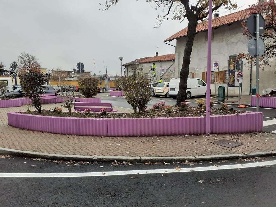 Niente più Natale lilla? Il Comune cerca qualcuno che addobbi la città per le festività natalizie