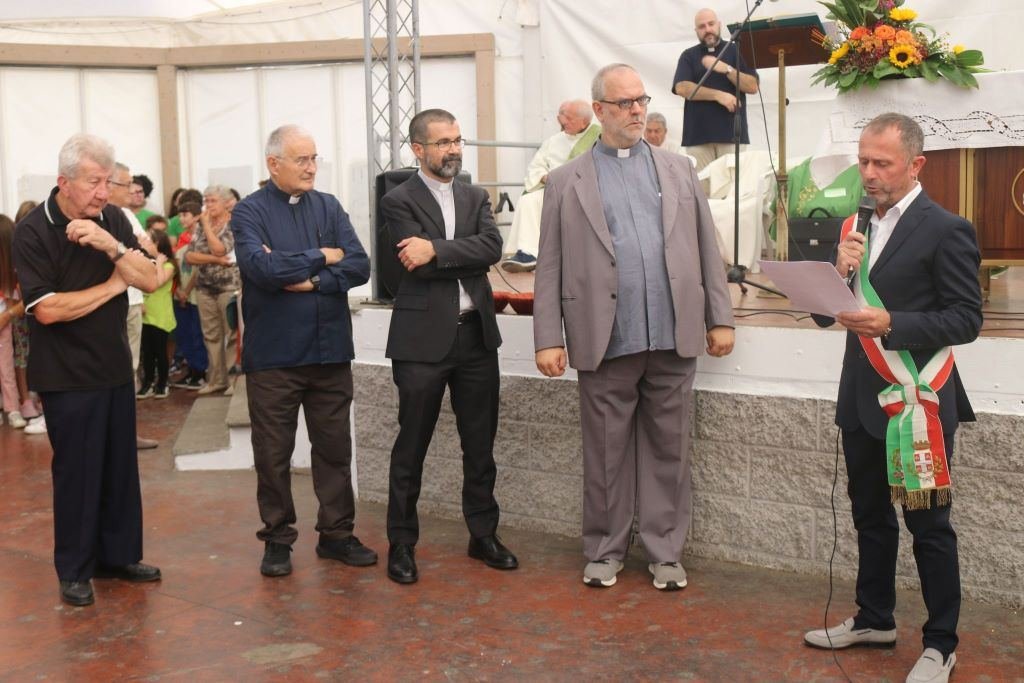 In oltre 400 per dare il benvenuto a don Alessandro e don Sergio e un lungo caldo affettuoso applauso per don Claudio