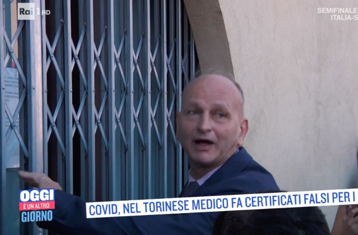 La protesta del "dottor no vax", Delicati, al convegno sui vaccini