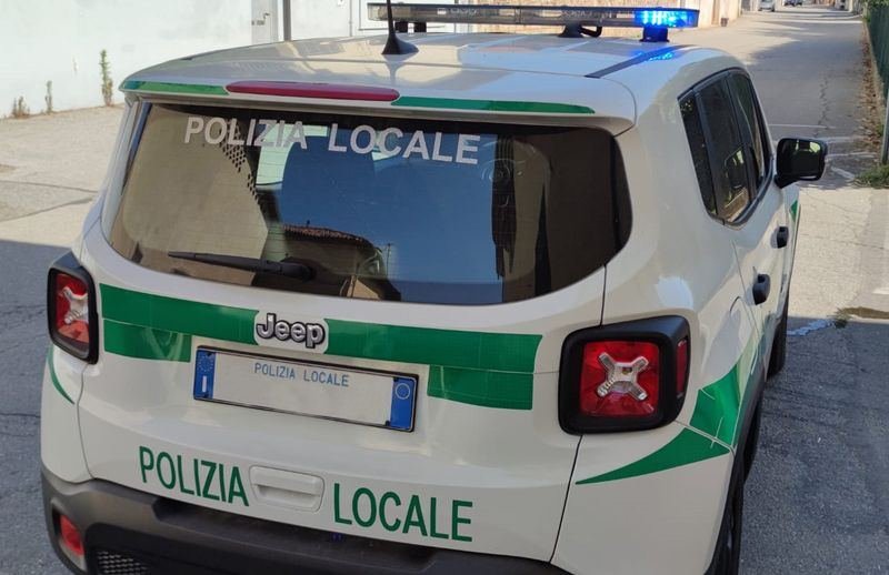 Parcheggia l'auto e va in vacanza, i vigili gliela demoliscono per sbaglio: risarcito con 4700 …