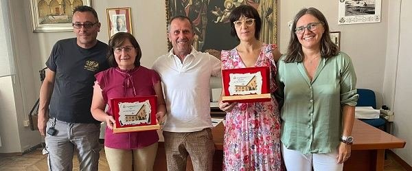 UN RICONOSCIMENTO PER DUE DIPENDENTI CHE HANNO SEMPRE LAVORATO PER IL COMUNE