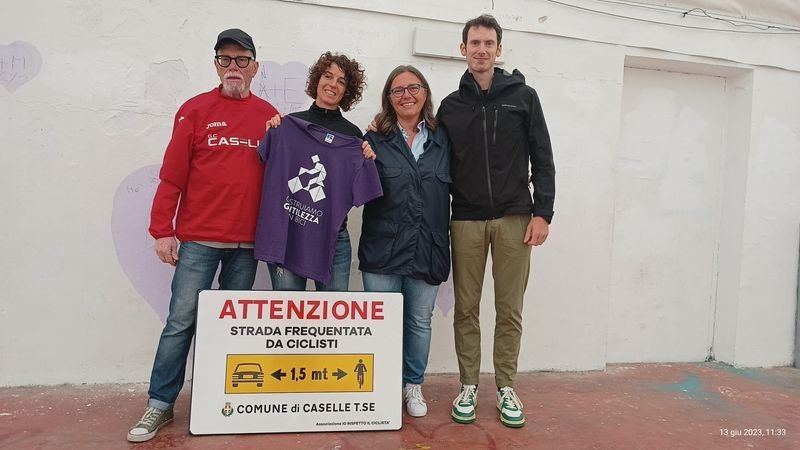 Paola Gianotti consegna la prima maglia viola nel ciclismo