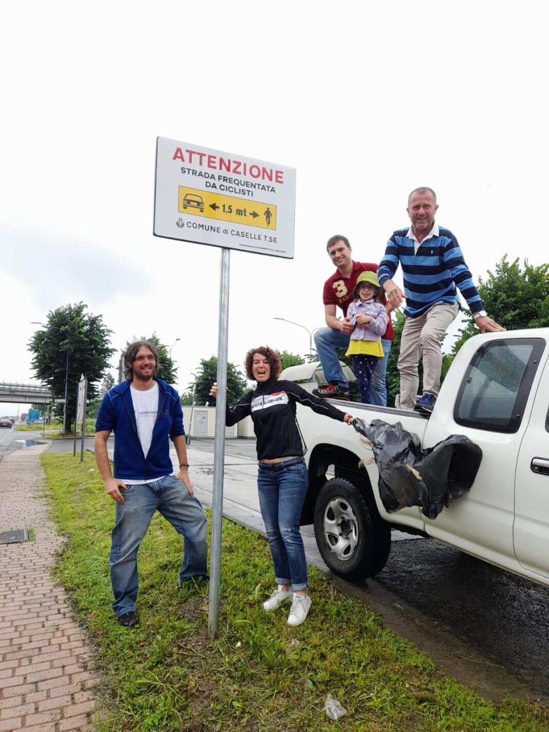 Arrivano a Caselle i cartelli “salvaciclisti”