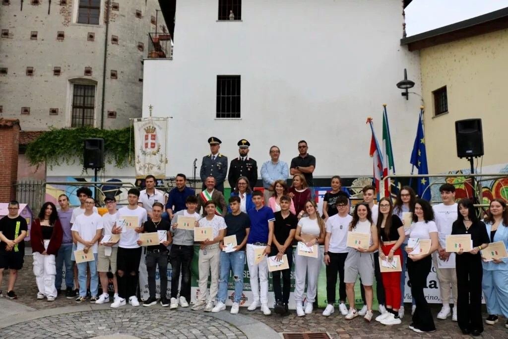 La Città ha consegnato una copia della Costituzione ai diciottenni casellesi