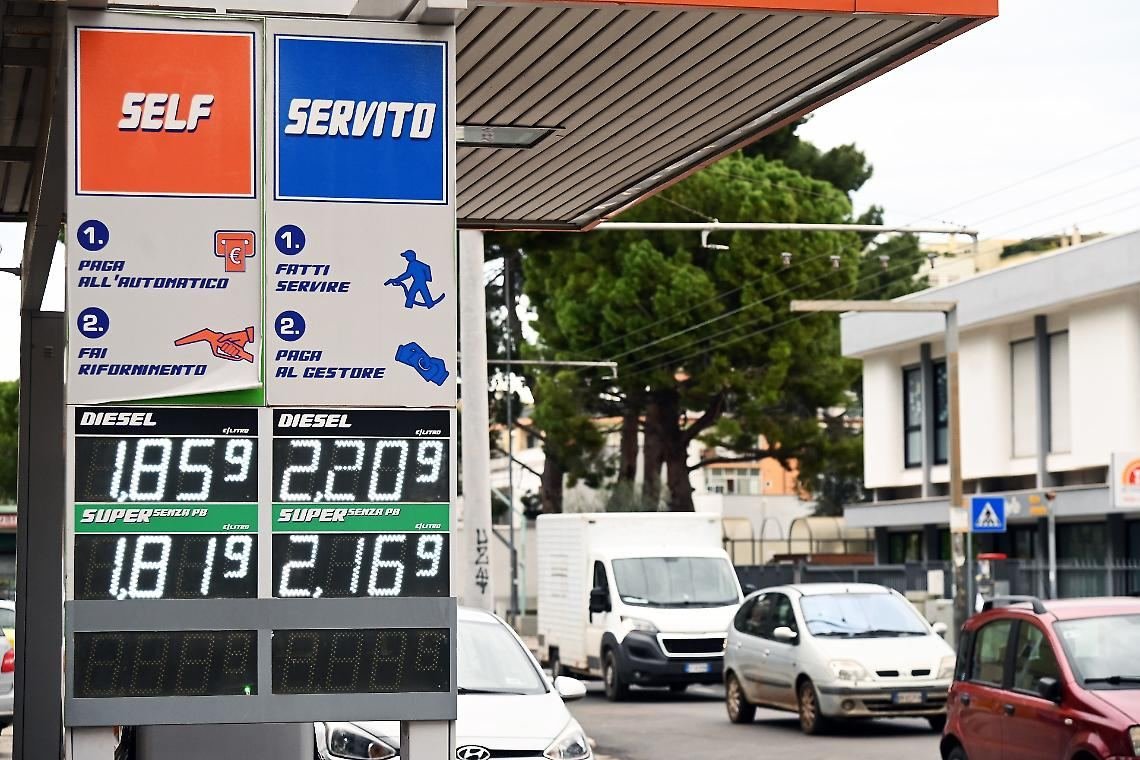 4 mila euro di multa al benzinaio, prezzi del carburante assenti o troppo piccoli
