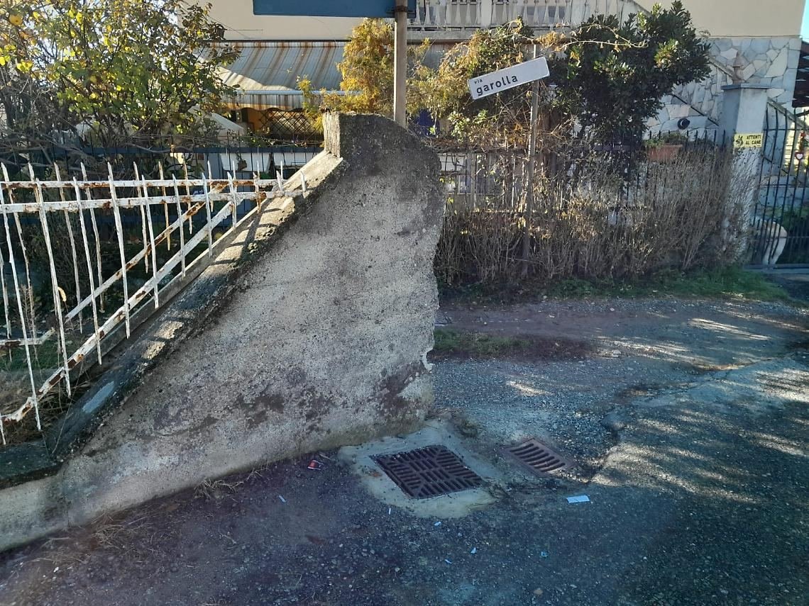Un muro abusivo non mi permette di rientrare a casa