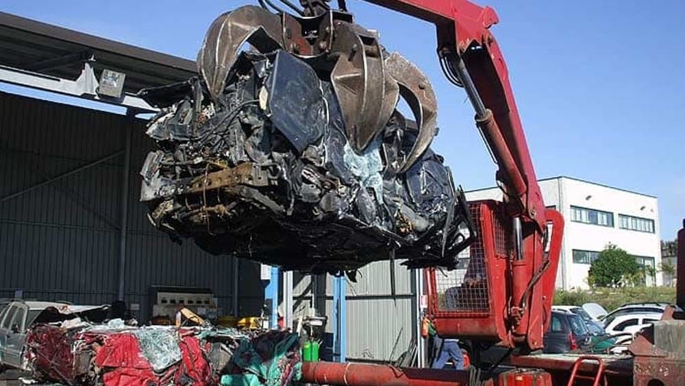 Torna dalle vacanze e trova l'auto demolita: cittadino chiede i danni al Comune di Caselle Torinese