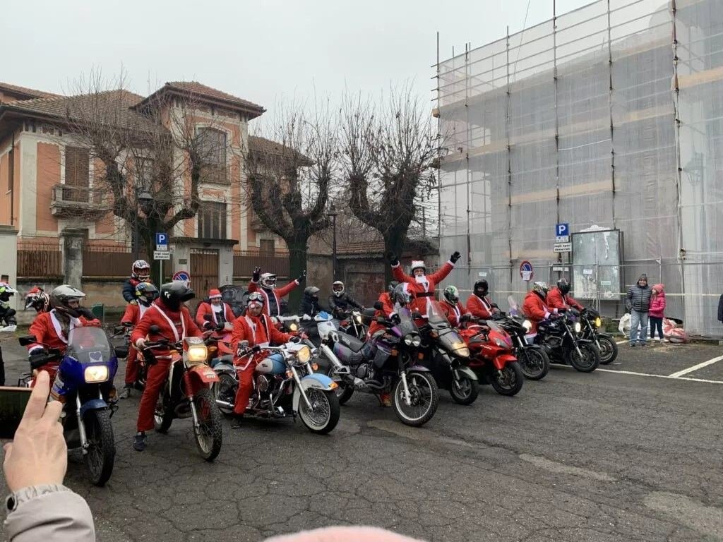 Sfilano in moto a Caselle i Babbo Natale