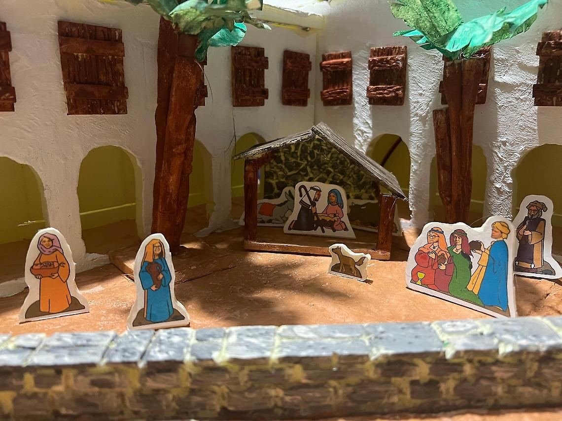 Giuseppe e Maria sfrattati dal presepe: al loro posto i politici locali