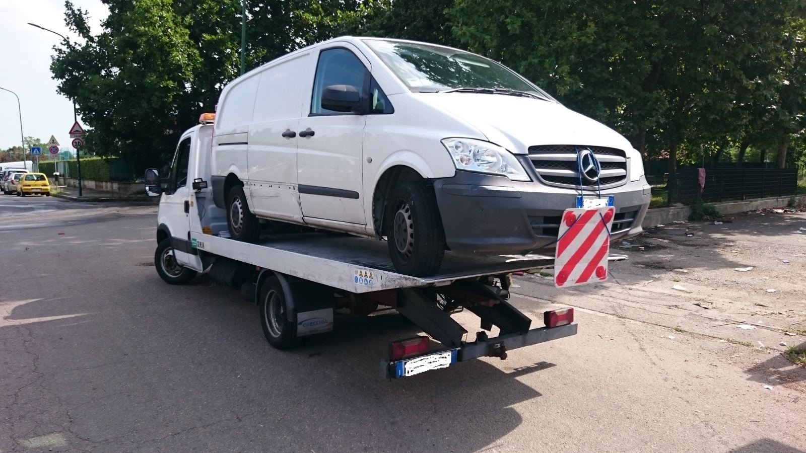 i vigili gli demoliscono l’automobile per errore. Il proprietario chiede 20 mila euro al comune