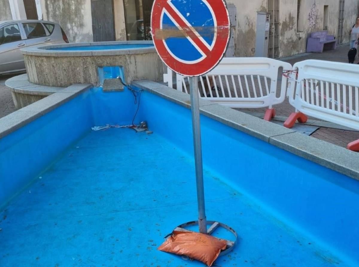 Divieto di sosta nella fontana vuota (causa siccità) di piazza Boschiassi?