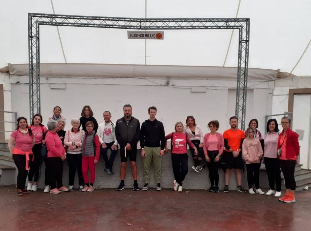 Un centinaio i partecipanti alla "camminata rosa" per sensibilizzare sulla prevenzione del tumore al seno