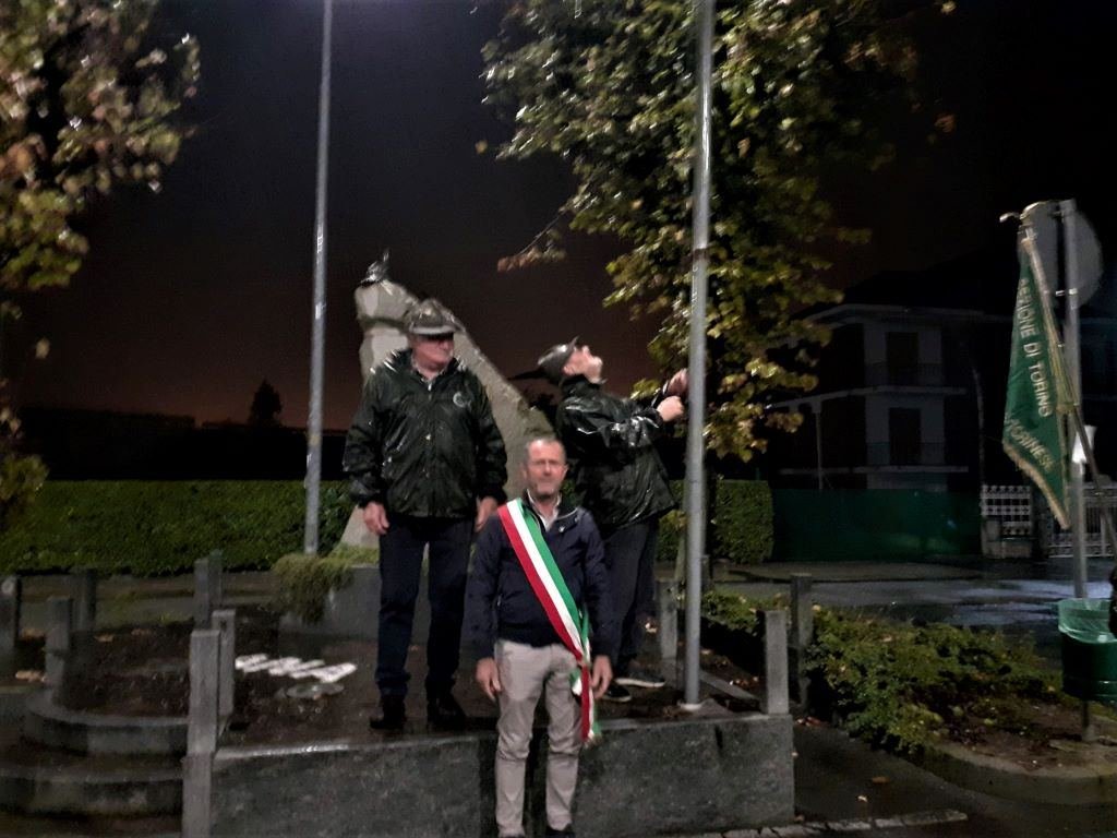 Gli Alpini di Caselle hanno reso omaggio al Milite Ignoto, ieri sera, in piazza Merlo in piazza