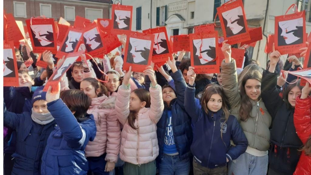 Un "tappeto" di cartelli rossi e mani in alto per dire "stop" alla violenza sulle donne
