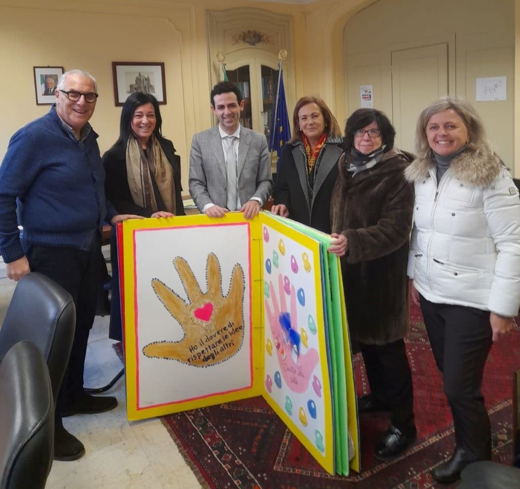 L'Istituto Comprensivo è "Scuola amica dei bambini, delle bambine e degli adolescenti". Consegnato ieri l'attestato Unicef