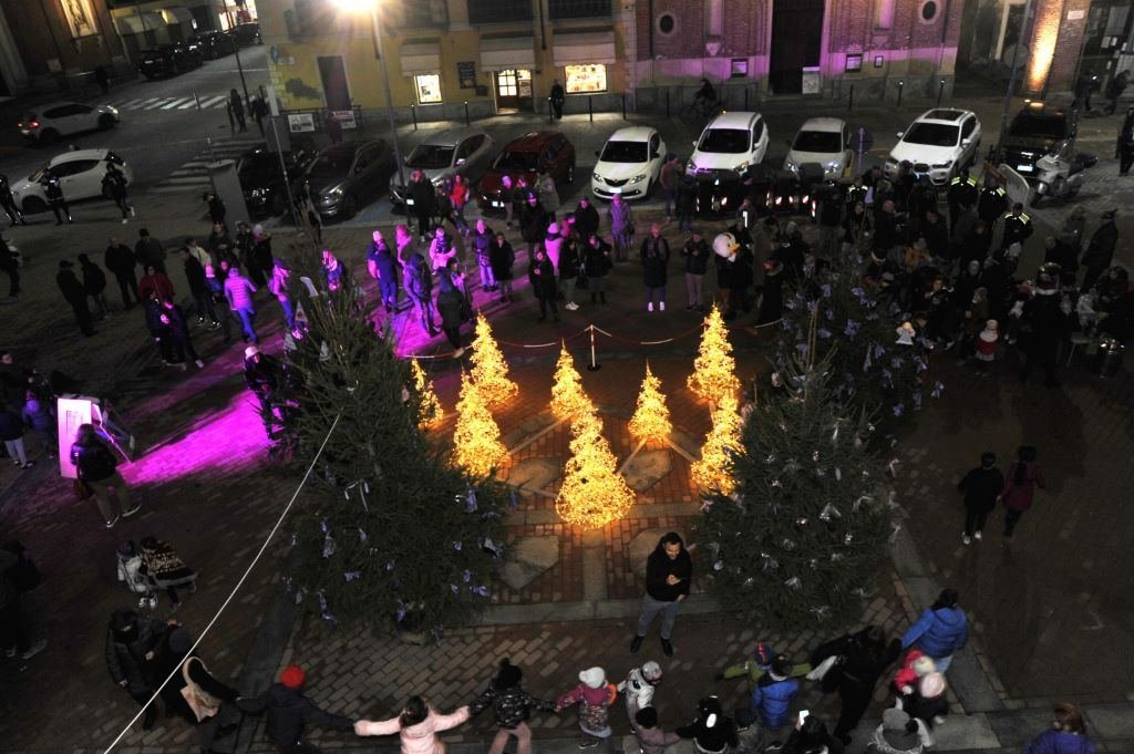 Con l'accensione degli alberelli in piazza Boschiassi, al via ufficialmente da ieri, il Natale della gentilezza