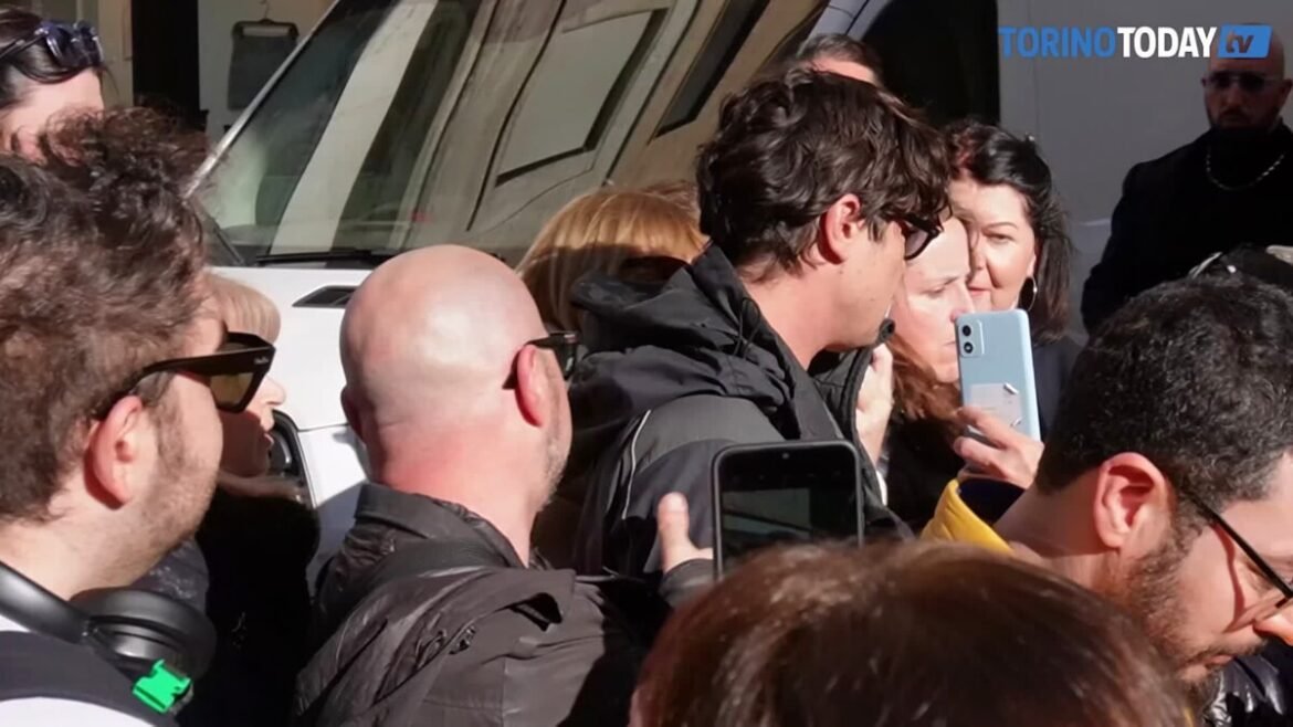 Bagno di folla a Torino per Riccardo Scamarcio: l’attore saluta i fan e fa i selfie con loro