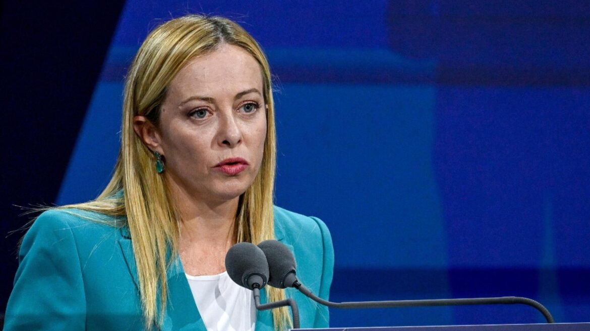 Giorgia Meloni: “Pericoloso togliere sostegno a forze dell’ordine”