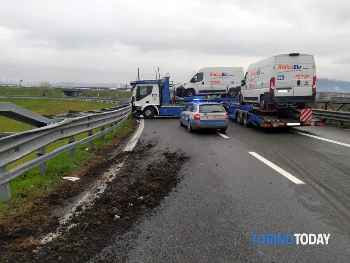 Incidente sul raccordo della Falchera: autotreno intraversato, svincolo chiuso al traffico