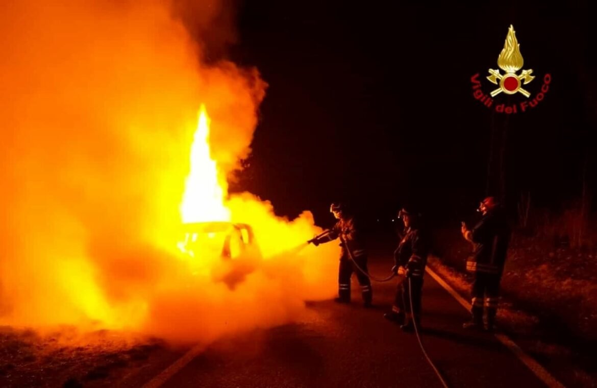 Incidente a Grangiotto di Caselette: incendio auto in marcia, salvo il conducente