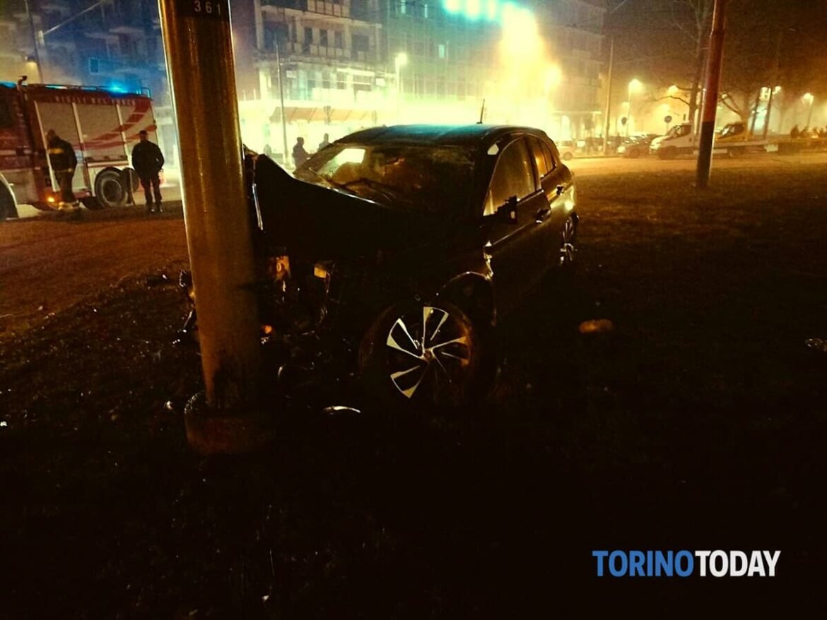 Terribile incidente a Torino Rebaudengo: auto contro palo della luce, morta una ragazza