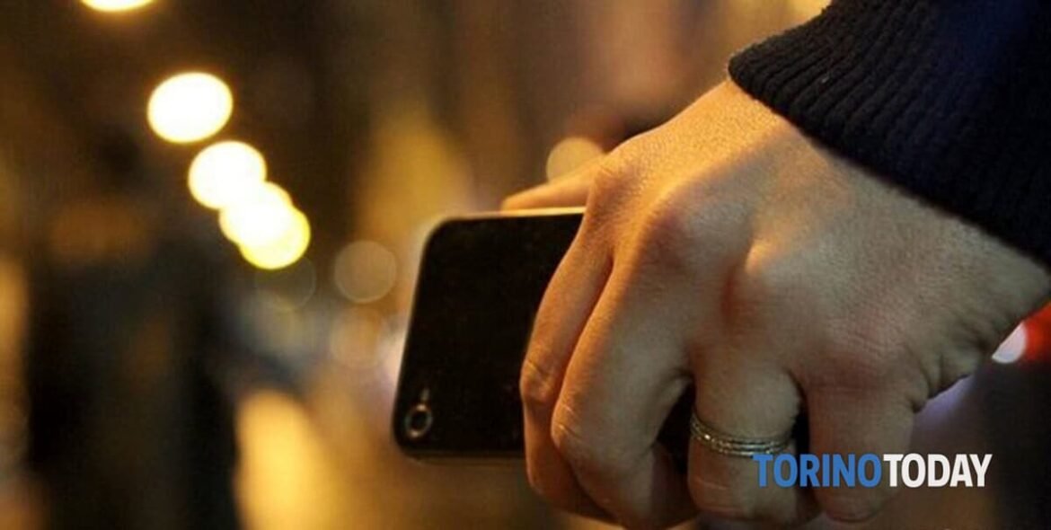 Torino, si scontra “casualmente” con due donne per rubare il cellulare: il furto tra i banchi del mercato