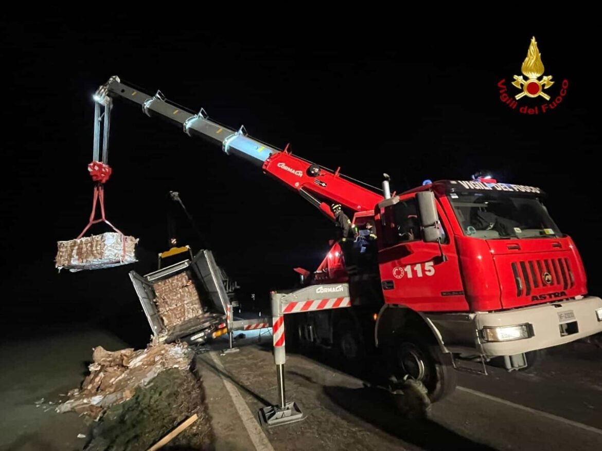 Incidente a Romano Canavese: tir rimane in bilico sul ciglio della carreggiata, lunghissime operazioni per rimuoverlo