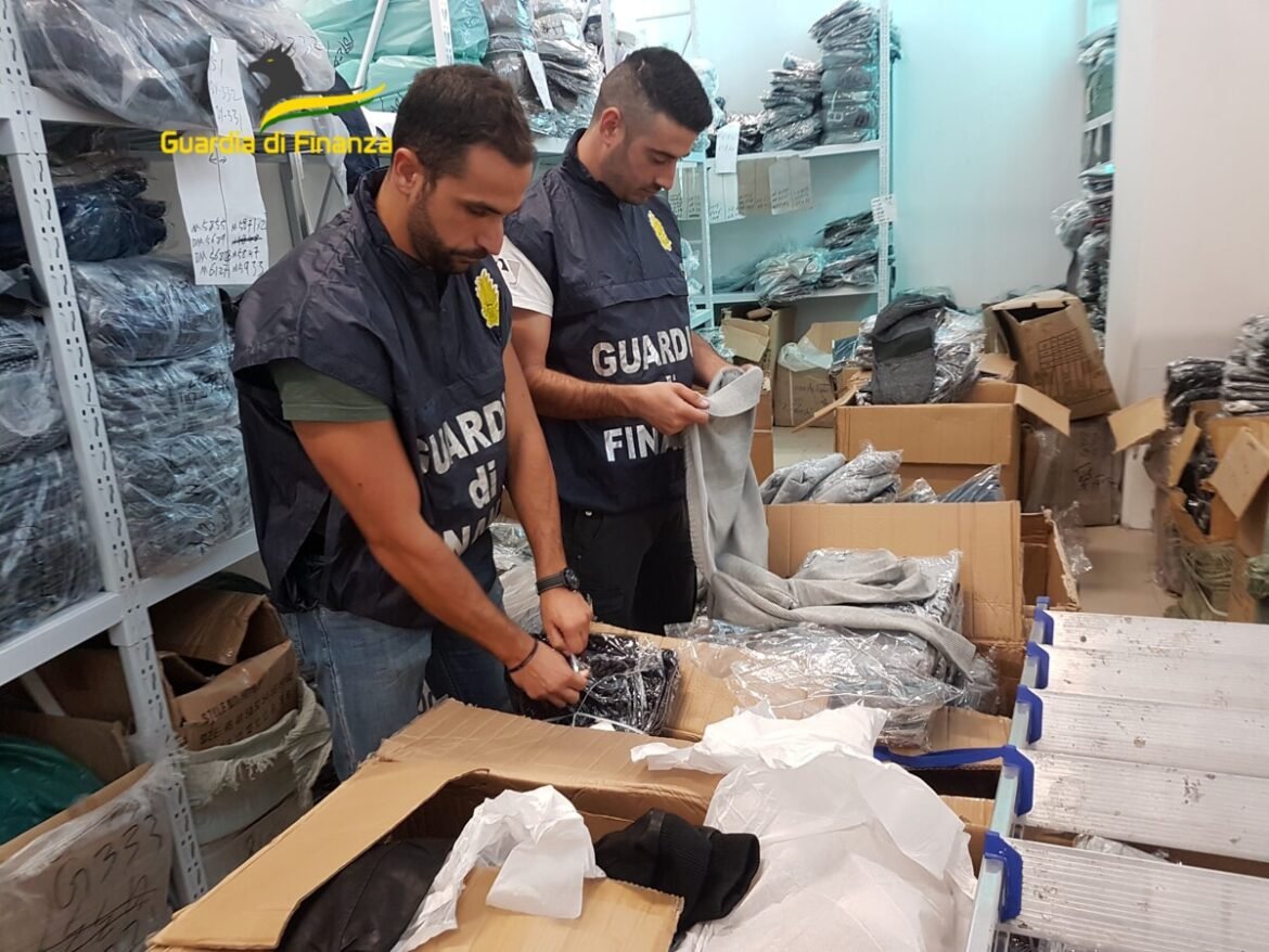 19mila capi d’abbigliamento delle migliori griffes tutti in vendita ma tutti falsi: nei guai una 27enne Torinese