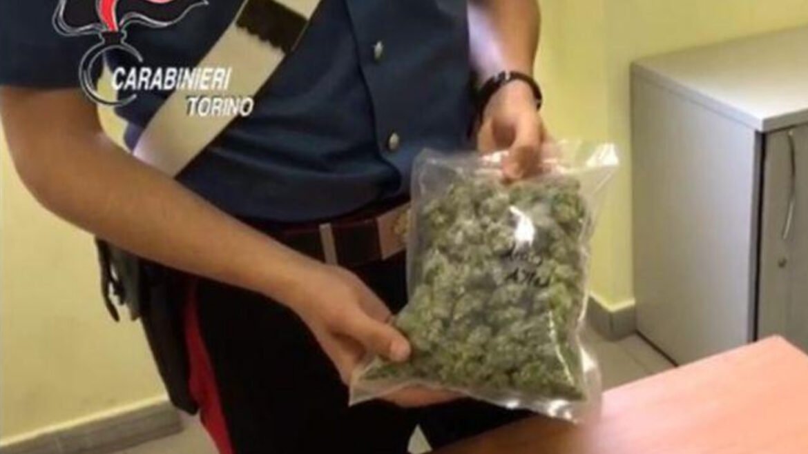 Metadone, acidi e eroina spruzzati sulla marjuana: 200 dosi di “amnesia” sequestrate