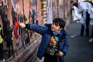 Foto e speranze sui muri di Barriera di Milano: «Così togliamo spazio a pusher e criminali»